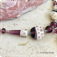 Paars gestipte ketting met hanger (lampwork)