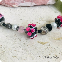 Roze-zwart geregen armband (lampwork)