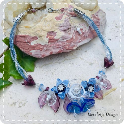 Blauw paarse bloemketting van glas (lampwork)