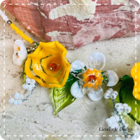 Geel witte bloemketting van glas (lampwork)