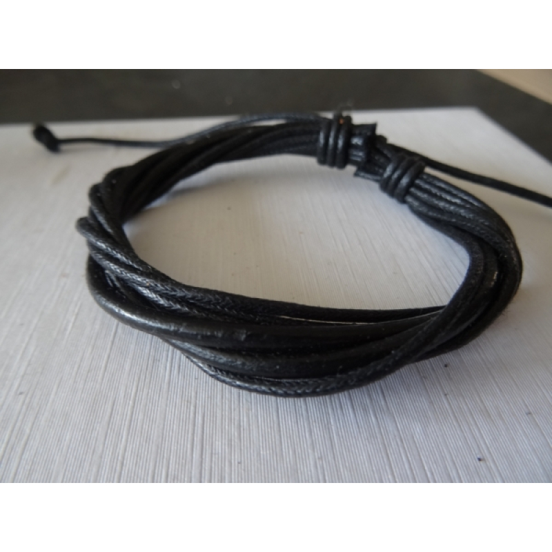 Leren armband zwart 4 dunne banden in elkaar gedraaid