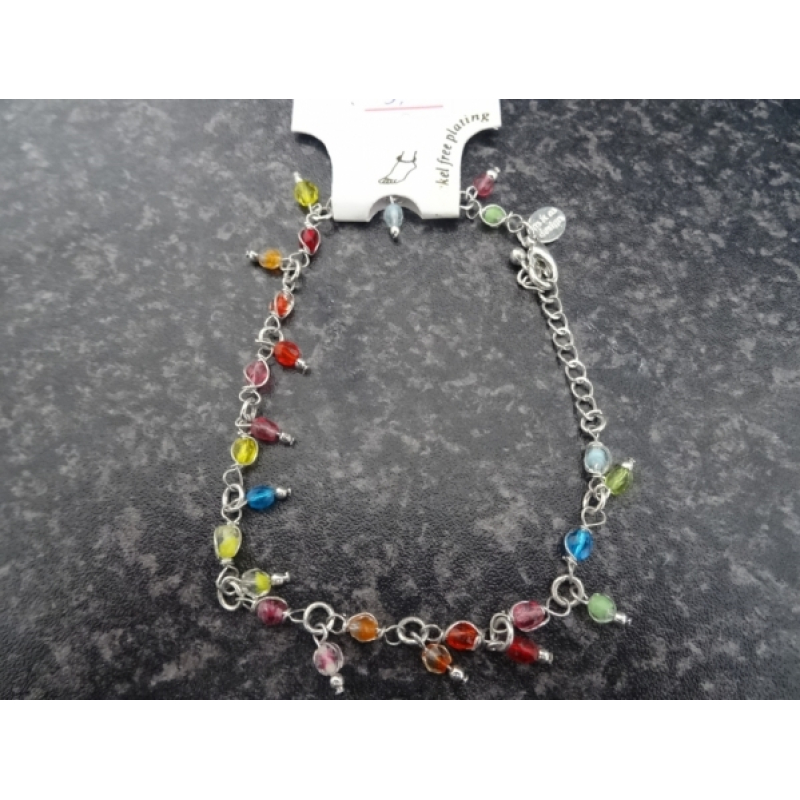 Enkelbandje zilverkleurig met gekleurde steentjes en hangertjes