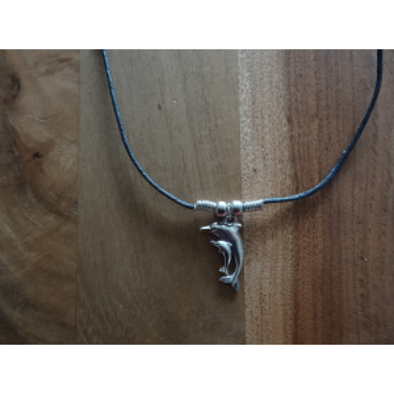 Ketting ( veter) met als hanger 2 dolfijnen