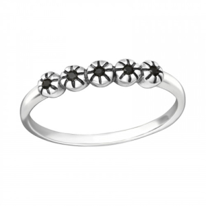 Ring zilver met 5 bloemen met zwarte steen