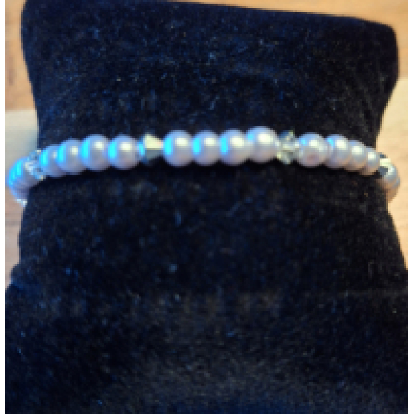 Kralenarmband dames met 4 creme witte parels en doorzichtige bicones