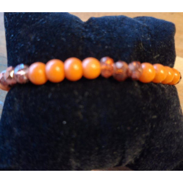 Kralenarmband met 6mm oranje kralen en bicones
