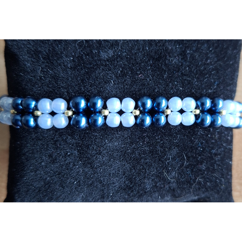 Kralenarmband met donker en lichtblauwe glaskralen