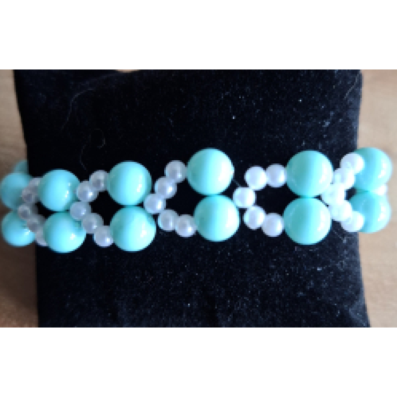 Kralenarmband met mintgroene glaskralen en witte acrylparels