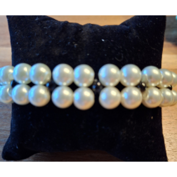Kralenarmband dames met witte parels en een zwarte glasparel