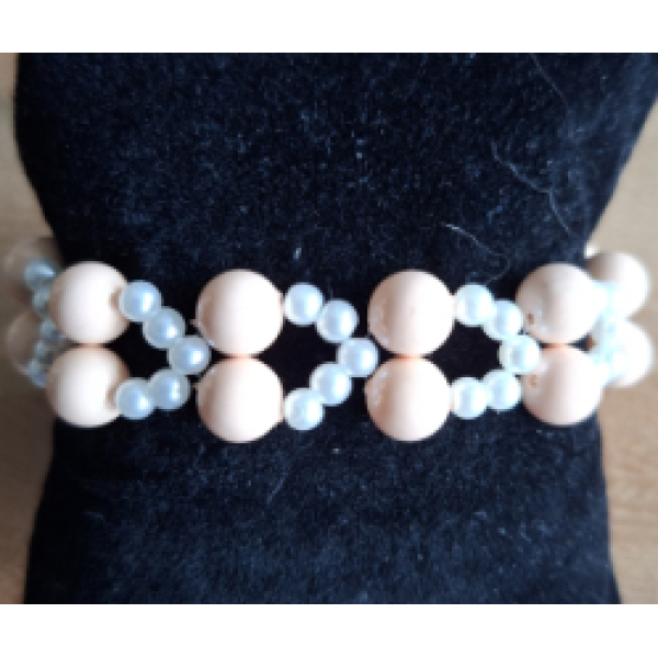 Kralenarmband met zalmkleurige glasparels en witte acrylparels 17cm