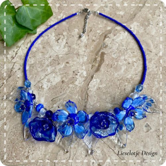 Blauwe bloemketting van glas (lampwork)