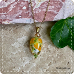Gele bloem hanger van glas met ketting (lampwork)
