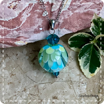 Groen aquablauwe lotushanger van glas met ketting (lampwork)