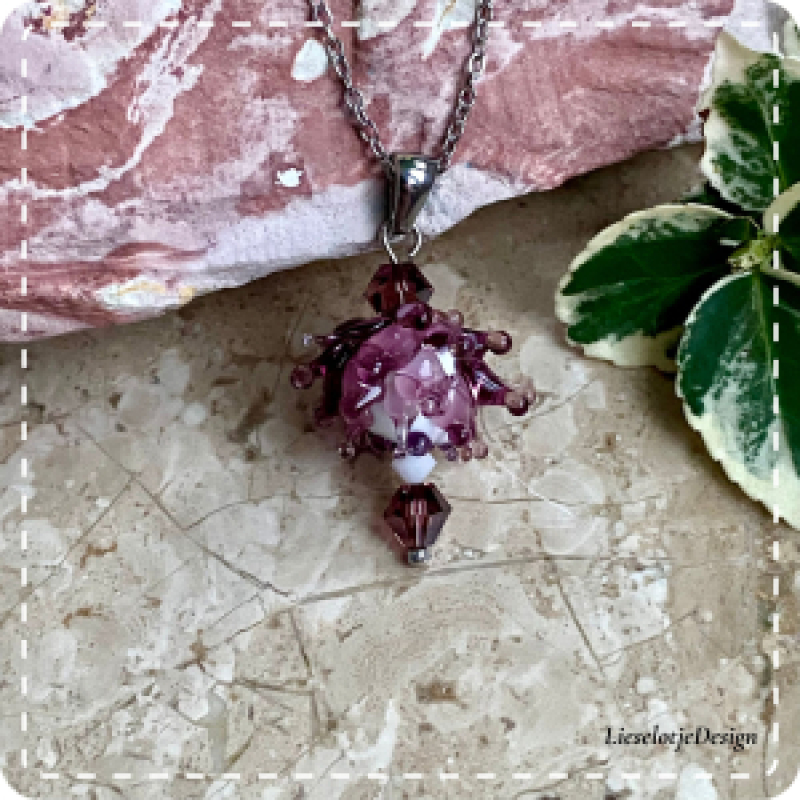 Paarse distel hanger van glas met ketting (lampwork)