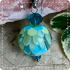 Groen aquablauwe lotushanger van glas met ketting (lampwork)