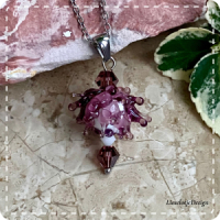 Paarse distel hanger van glas met ketting (lampwork)