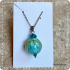 Groen aquablauwe lotushanger van glas met ketting (lampwork)