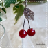 Kersoorbel (rood) met blad van glas (lampwork)