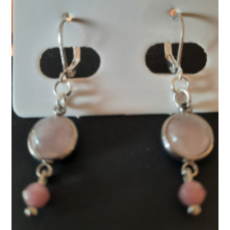 Oorbellen met een lichtrose cabochon met glaskraal