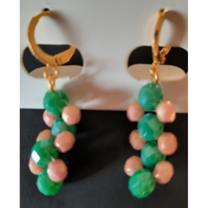 Oorbellen met groene en zalmkleurige glaskralen (goldplated)