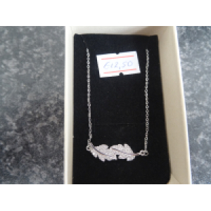 Ketting stainless steel  zilverkleur met blaadje crystal strass steentjes