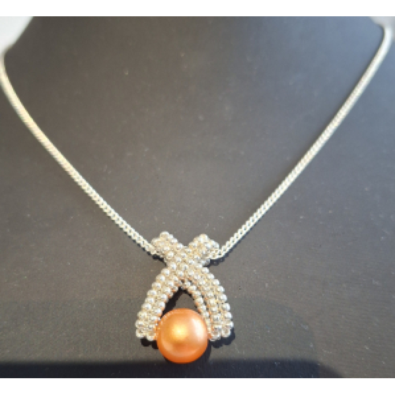Ketting zilver met zilverkleurige miyuki kralen met een zalm/oranje kleurige glasparel