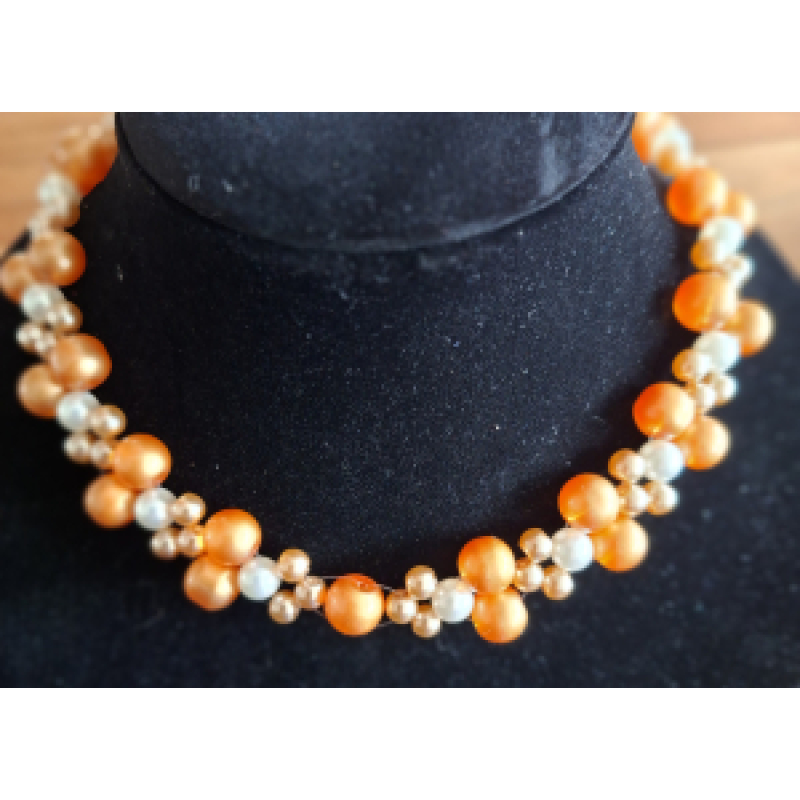 Kralenketting dames met oranje, zalmkleur en glaskralen en witte acrylkraal