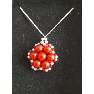 Ketting zilver met een bloemhanger van glasparels in rood met wit