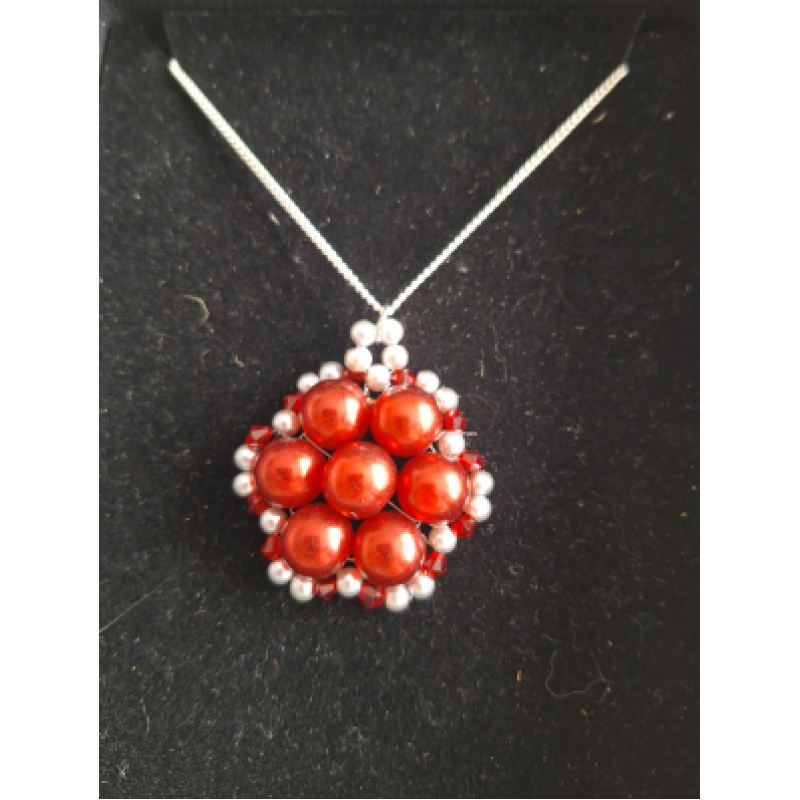 Ketting zilver met een bloemhanger van glasparels in rood met wit