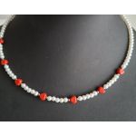 Sieraden setje bestaand uit: ketting, armband en oorbellen van witte acryl parels en een rood hart