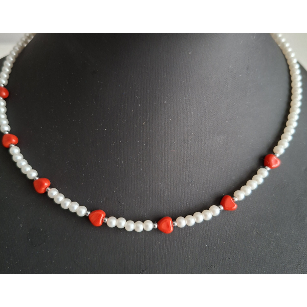 Sieraden setje bestaand uit: ketting, armband en oorbellen van witte acryl parels en een rood hart