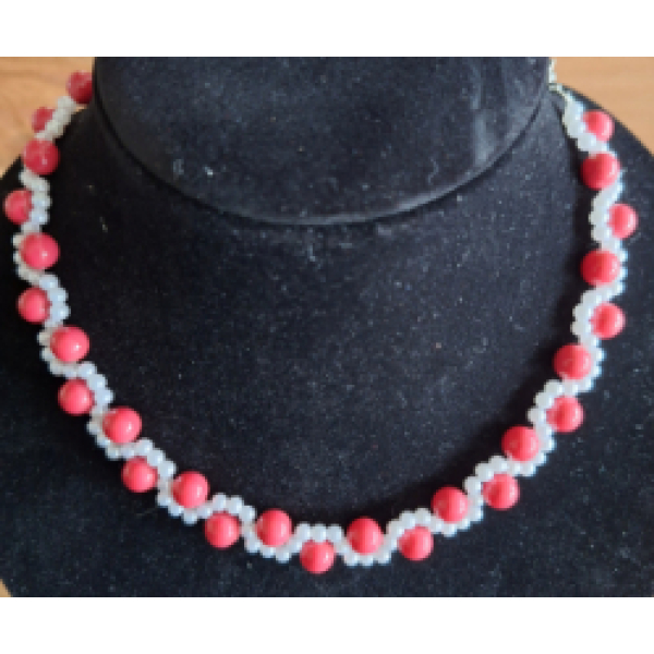 Kralenketting dames met donkerrose glasparels met witte acrylparels