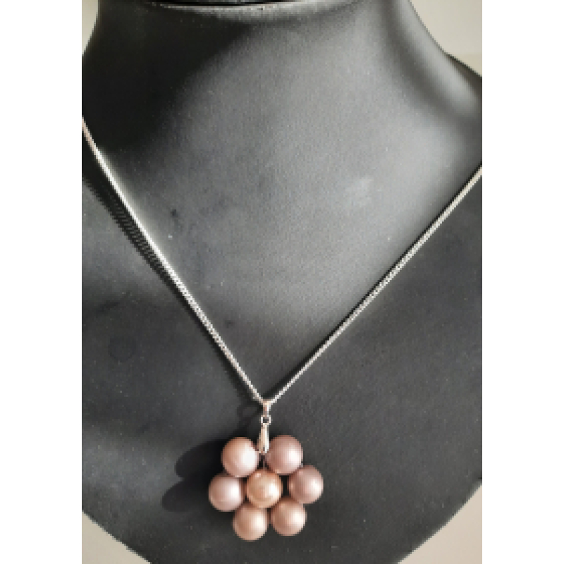 Ketting zilver met een bloemhanger van glasparels beige