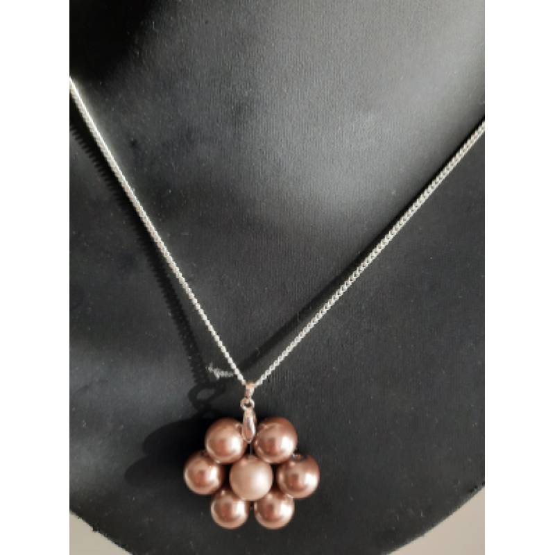 Ketting zilver met een bloemhanger van glasparels donker beige