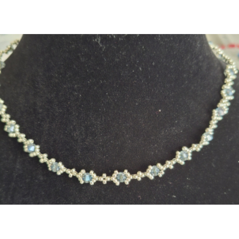 Ketting met zilverkleurige miyuki kralen en blauwe bicones