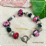 Roze-zwart geregen armband (lampwork)