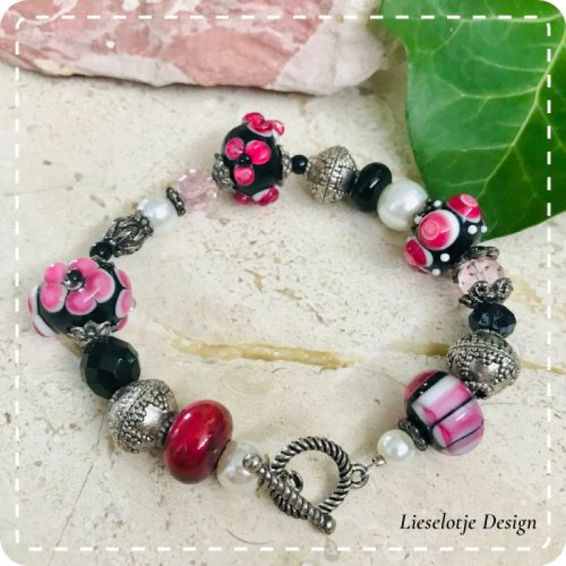 Roze-zwart geregen armband (lampwork)
