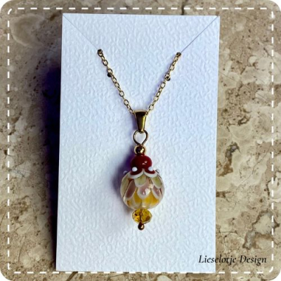 Bruin rode lotus hanger van glas met ketting (lampwork)