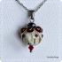 Dahliahanger bordeauxrood/crème van glas met ketting (lampwork)