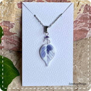 Bladhanger paars/wit van glas met ketting (lampwork)