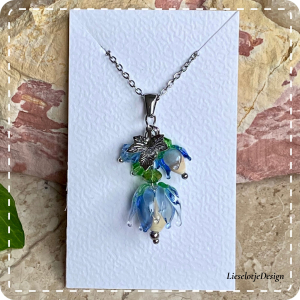 Bloemknophanger lichtblauw van glas met ketting (lampwork)