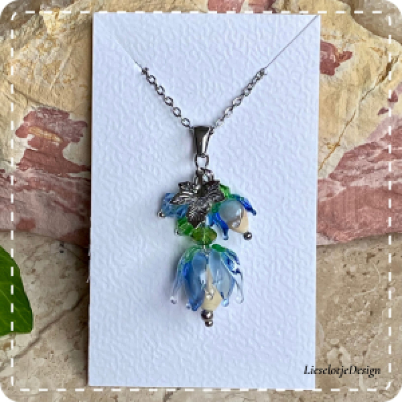 Bloemknophanger lichtblauw van glas met ketting (lampwork)