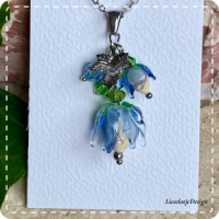 Bloemknophanger lichtblauw van glas met ketting (lampwork)
