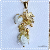 Bloemknophanger wit/goud van glas met ketting (lampwork)