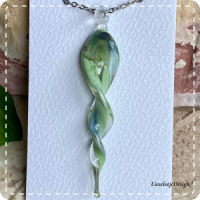 Draaihanger groen van glas met ketting (lampwork)