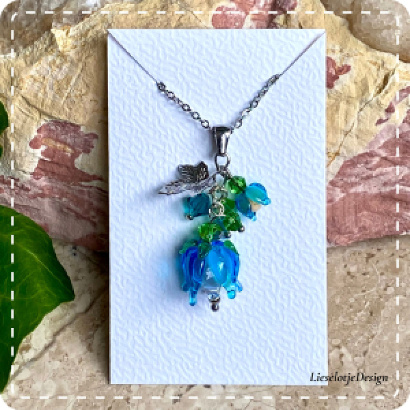 Bloemknophanger aquablauw van glas met ketting (lampwork)