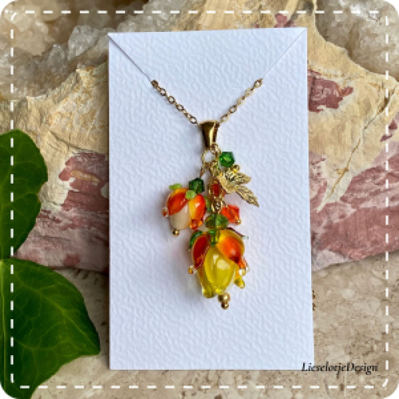 Bloemknophanger geel oranje van glas met ketting (lampwork)