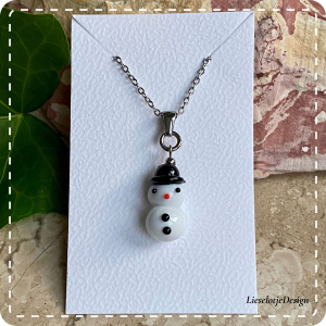 Sneeuwpophanger van glas met ketting (lampwork)