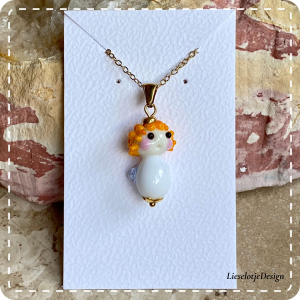 Engelhangertje (blond) van glas met ketting (lampwork)