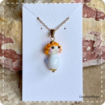 Engelhangertje (blond) van glas met ketting (lampwork)